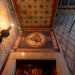 Mentre dal secondo piano in poi le porte degli appartamenti sono coronate da dipinti, illuminati dalla calda luce di una torciera